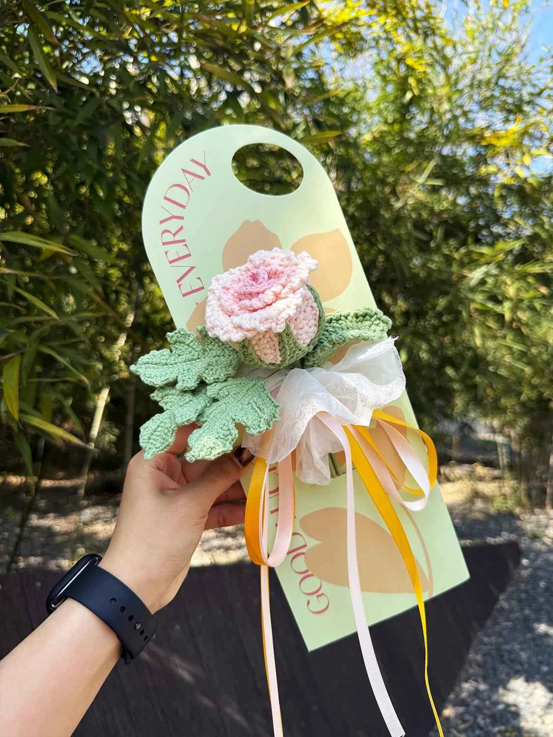 Luo Shen Crochet Rose Bouquet Card | Handcrafted Yarn Flower